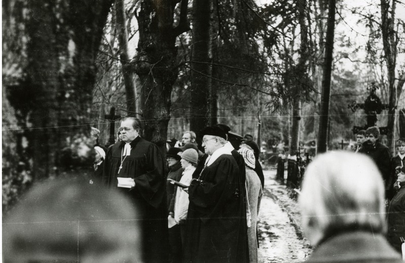 Saaremaa Muinsuskaitse Seltsi esindus mälestussamba avamisel Rudolf Gottfried Kallase haual Tartus Raadi kalmistul 1990. a.: pastor Eenok Haamer ja Tartumaa praost Harald Tammur.