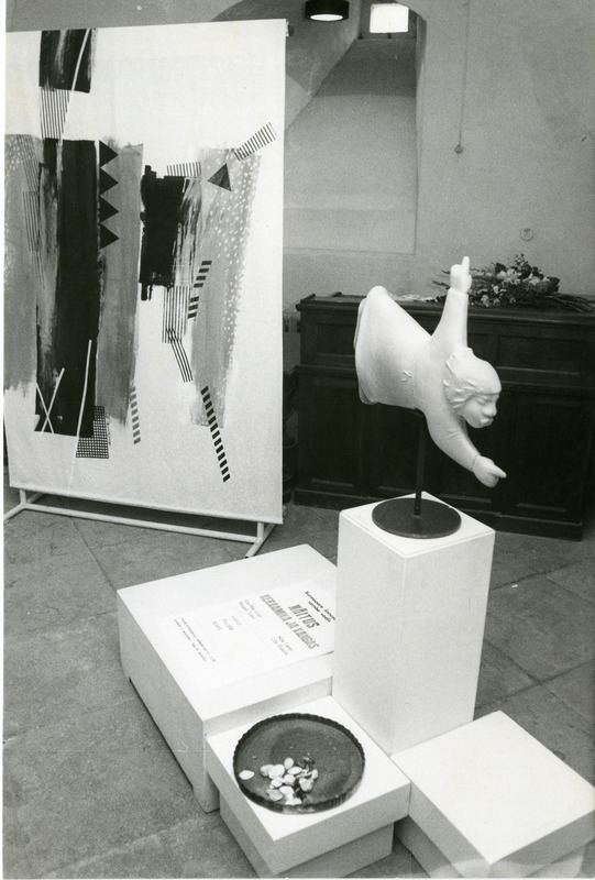 Ene Luuri, Marget Tafeli keraamika ja Silja Lamp`i, Ülle Raadiku tekstiilide näituse "2+2" avamine linnuse näitusesaalis 1990. a.: vaade näitusesaali.