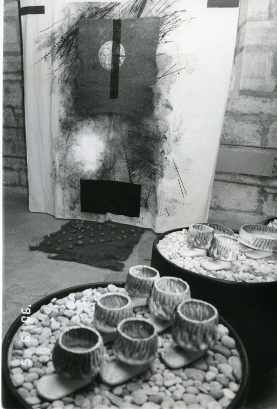 Ene Luuri, Marget Tafeli keraamika ja Silja Lamp`i, Ülle Raadiku tekstiilide näituse "2+2" avamine linnuse näitusesaalis 1990. a.: vaade näitusesaali.