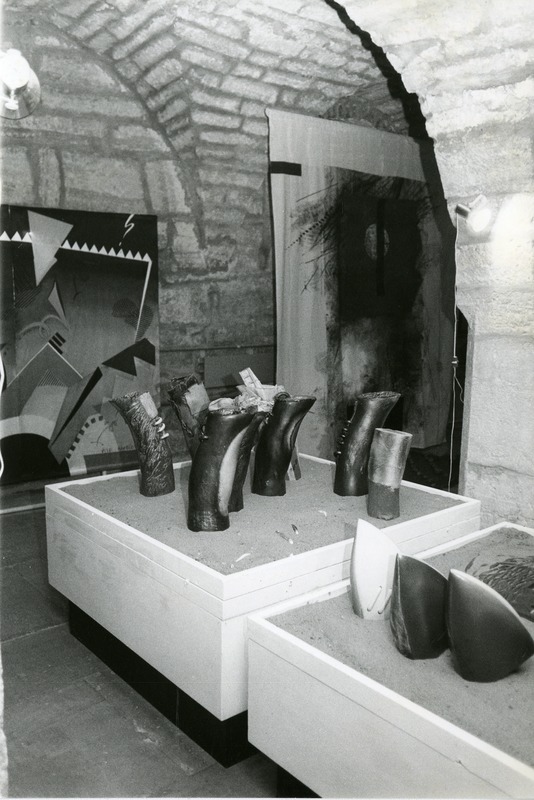 Ene Luuri, Marget Tafeli keraamika ja Silja Lamp`i, Ülle Raadiku tekstiilide näituse "2+2" avamine linnuse näitusesaalis 1990. a.: vaade näitusesaali.