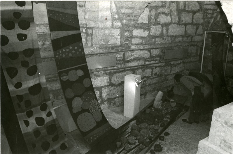 Ene Luuri, Marget Tafeli keraamika ja Silja Lamp`i, Ülle Raadiku tekstiilide näituse "2+2" avamine linnuse näitusesaalis 1990. a.: vaade näitusesaali.