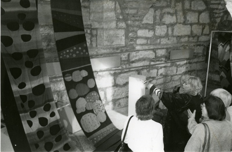 Ene Luuri, Marget Tafeli keraamika ja Silja Lamp`i, Ülle Raadiku tekstiilide näituse "2+2" avamine linnuse näitusesaalis 1990. a.: vaade näitusesaali.