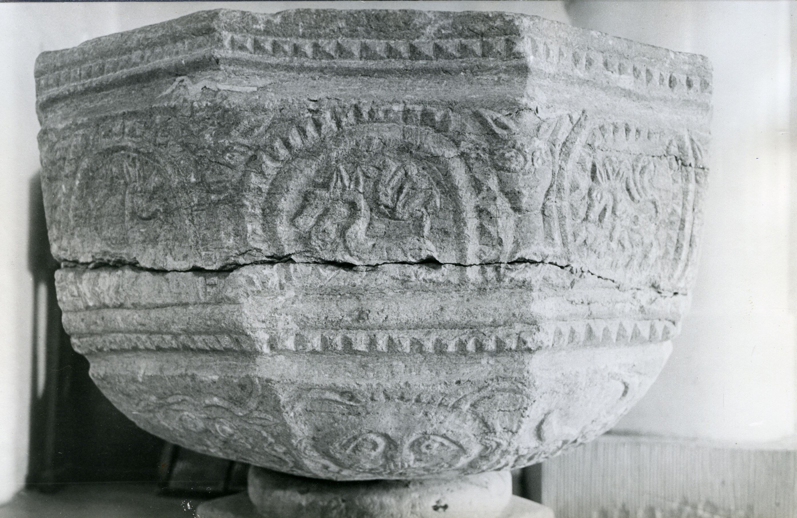 Kuressaare Laurentiuse kirik, ristimiskivi