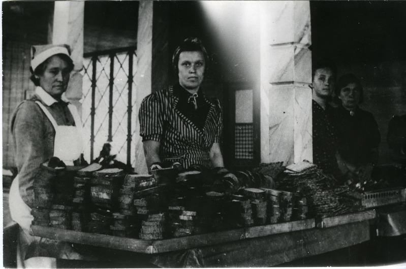 Rootsi Lottad sööklas toitu jagamas