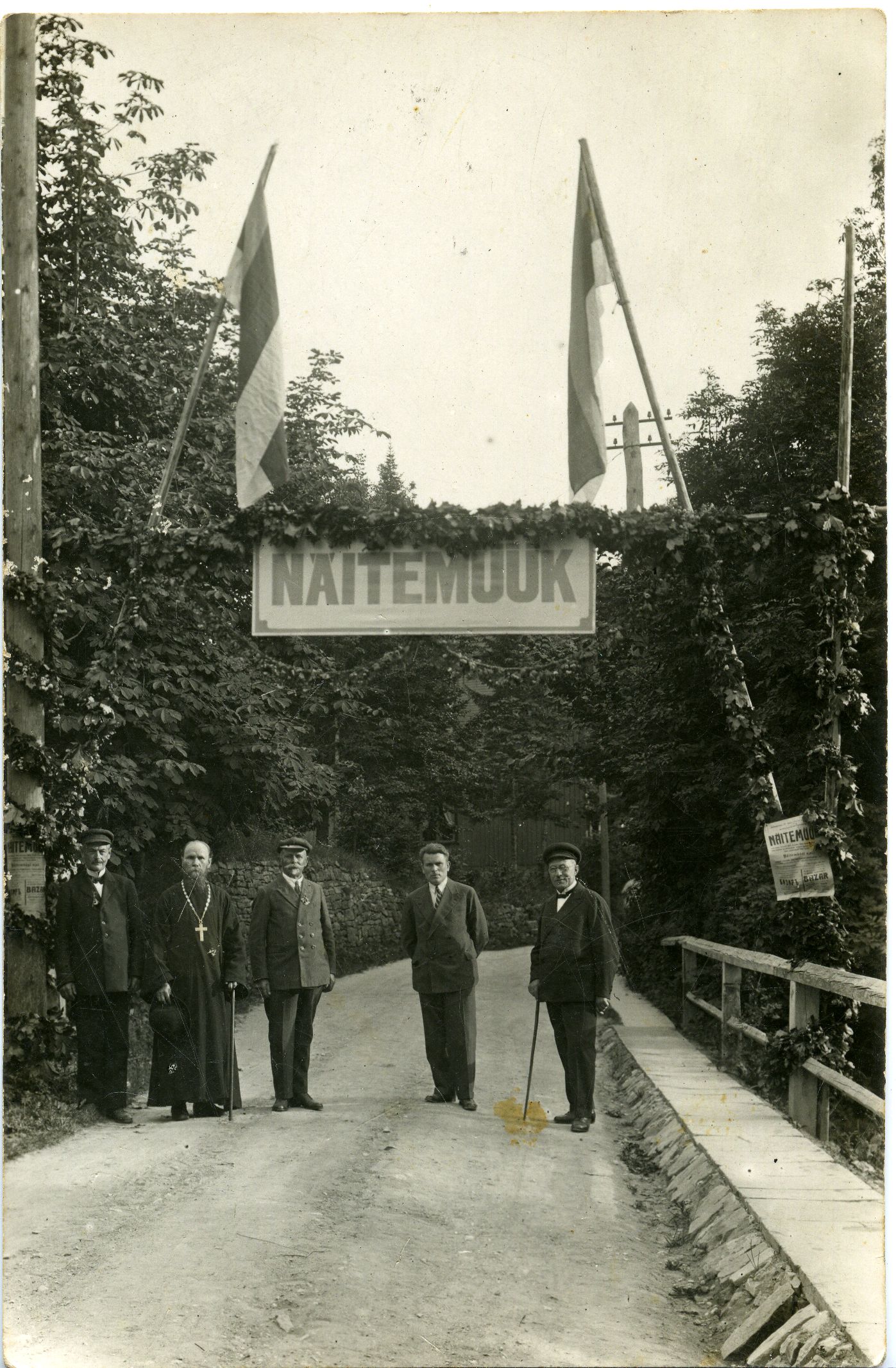 Apostliku õigeusu koguduse korraldatud näitemüük Lossihoovis: reklaam ja lipud kindlusesse viival teel