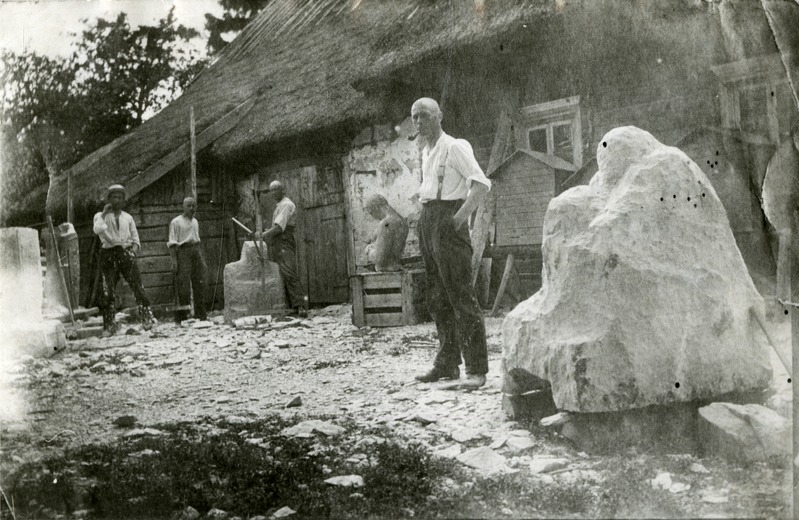 Skulptor Voldemar Mellik õpilastega Sepa külas Munkadele kuulunud Ritsu talus