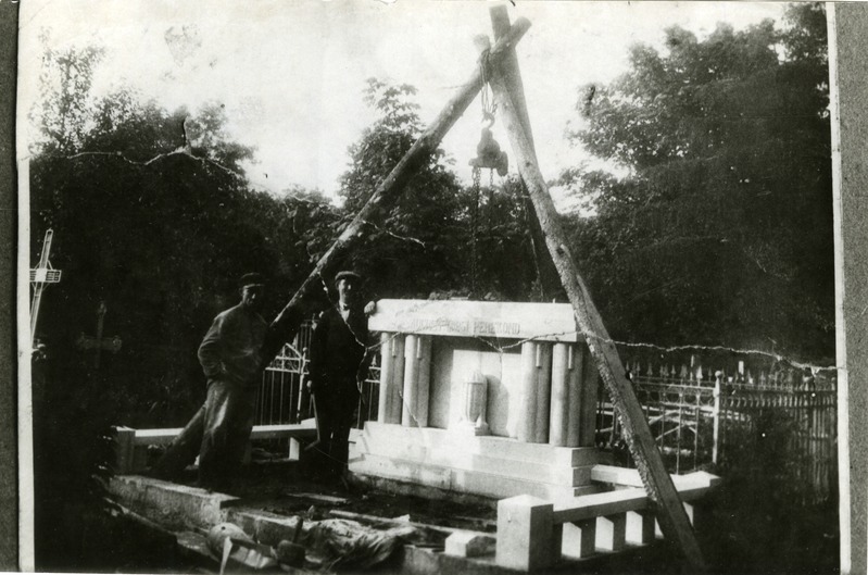 Eduard Sepp (vasakul) Juhkentali kalmistul A. Kapsi hauamonumenti paigaldamas