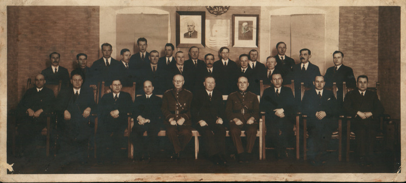 Saaremaa vallavanemad, ühiskonna- ja Saaremaa Kaitseliidu tegelased maavanema vastuvõtul 1938.