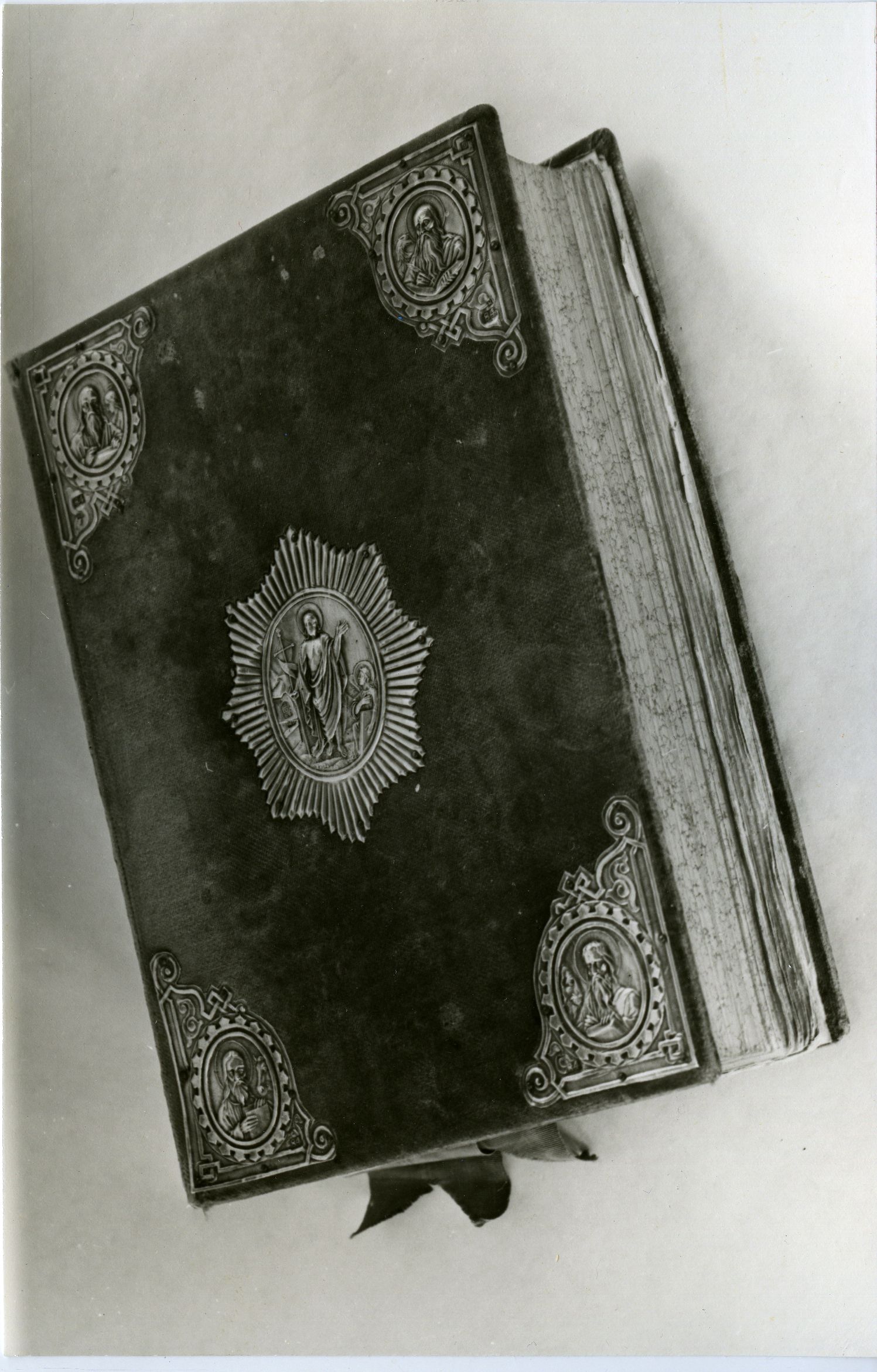 Muhu Hellamaa Peeter-Pauli kiriku piibel