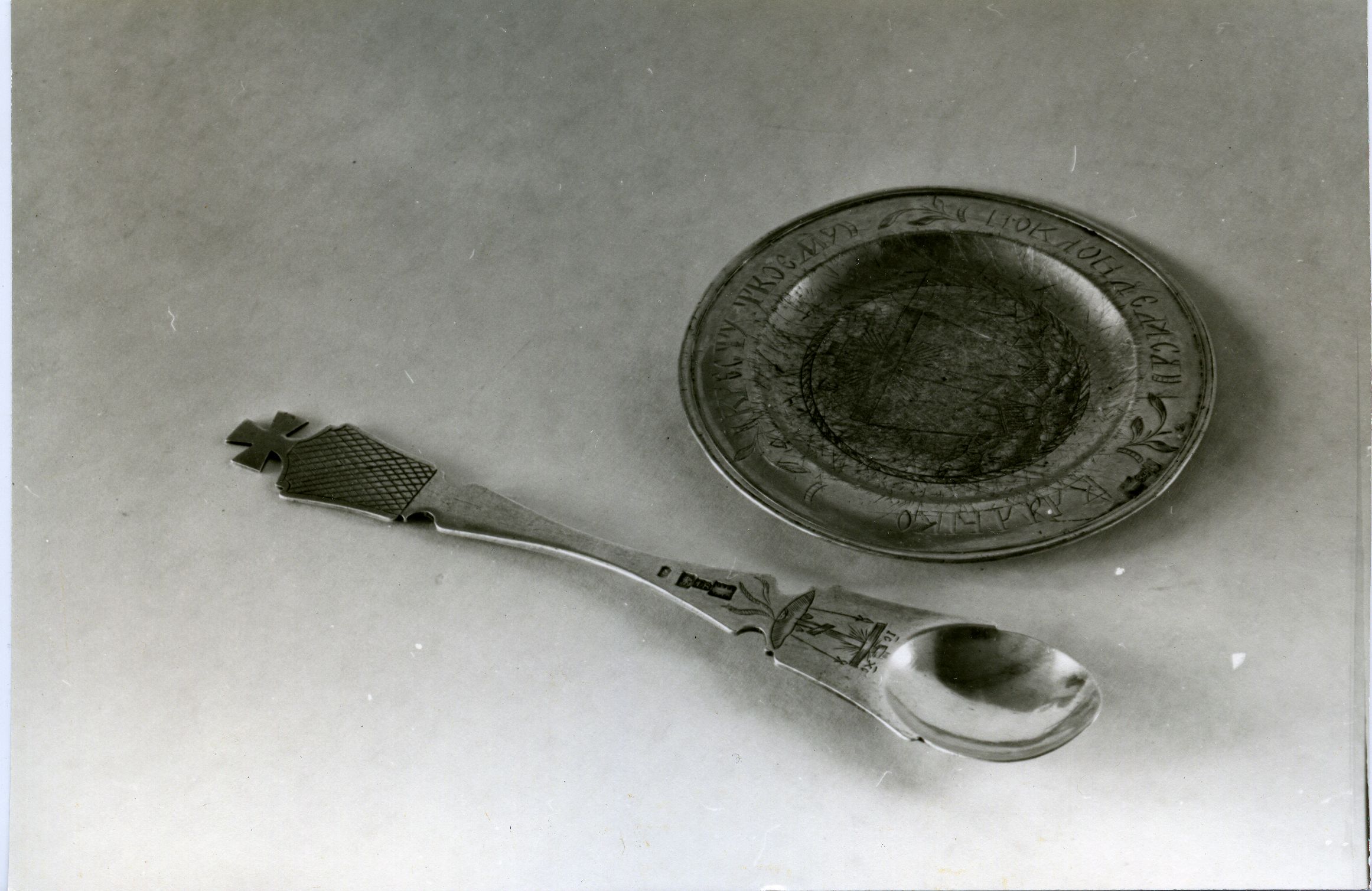 Muhu Hellamaa Peeter-Pauli kiriku taldrik ja lusikas