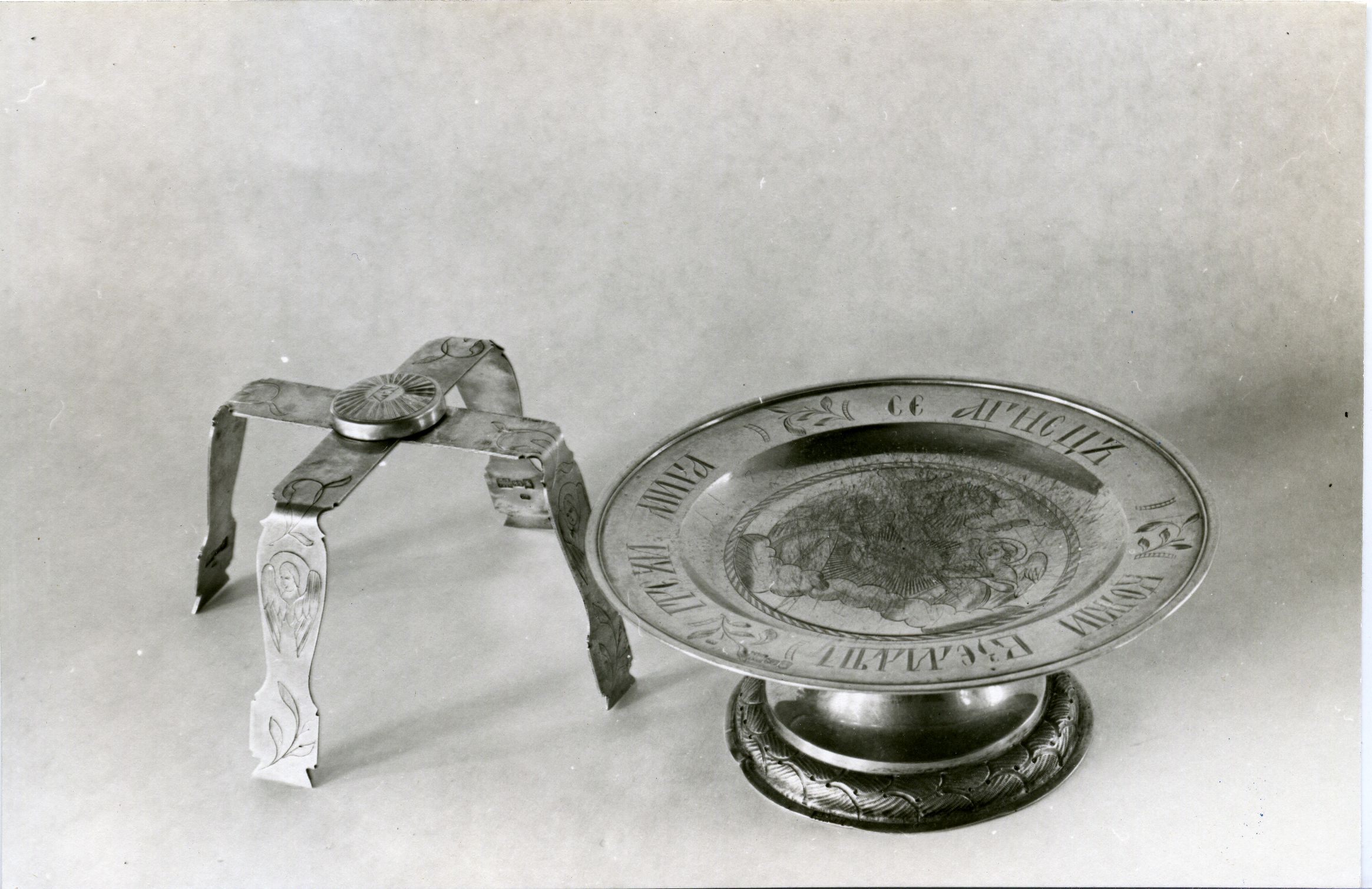 Muhu Hellamaa Peeter-Pauli kiriku diskos ja täheke