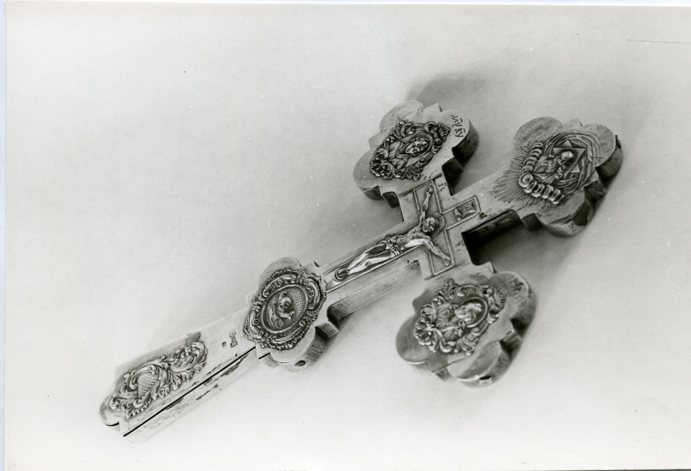 Muhu Hellamaa Peeter-Pauli kiriku aujärjepealne rist