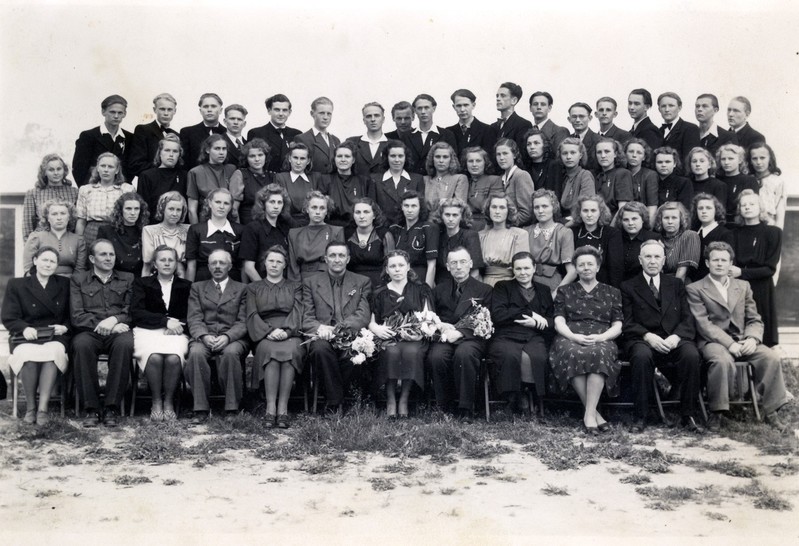 Kuressaare V. Kingissepa nim. KK-i abituriendid ja õpetajad, kevad 1948. a.