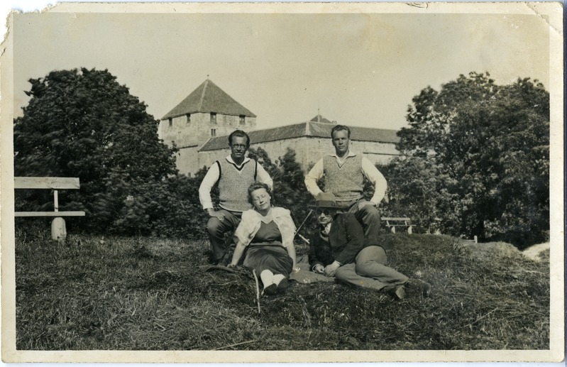 Joosep Aavik seltskonnaga Kuressaare kindluse Läänebastionil