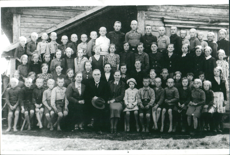 Tiirimetsa Algkooli õpilased ja õpetajad 1936.a. paiku.
