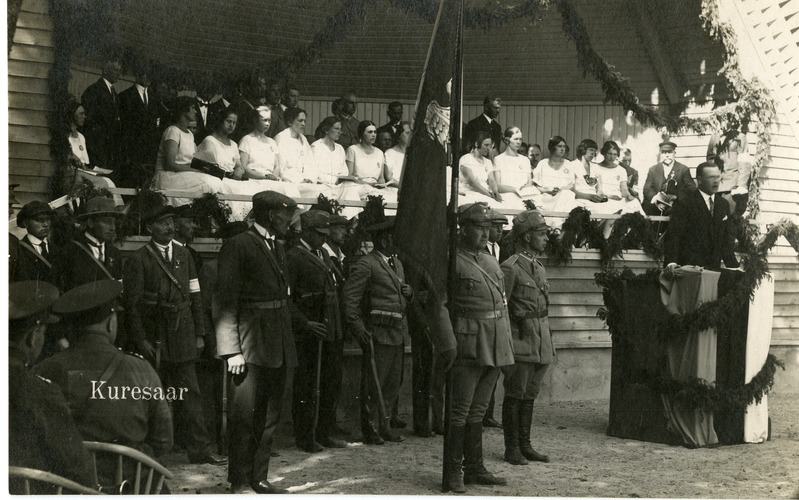 Grupp sõjaväelasi, kaitseliitlasi ja naiskodukaitse liikmeid Kuressaare Lossipargis