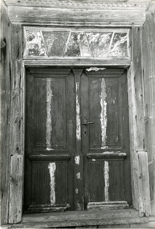 Kotlandi mõisa uks hoone esifassaadil