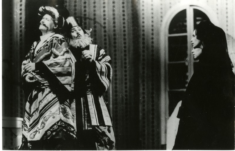 Ants Kollo Ferrando osas (vas. 2) W. A. Mozarti ooperis "Cosi fan tutte", 1989.a. Guglielmo- Väino Puura, Dorabella- Sirje Puura, Fiordiligi- Annika Tõnuri.