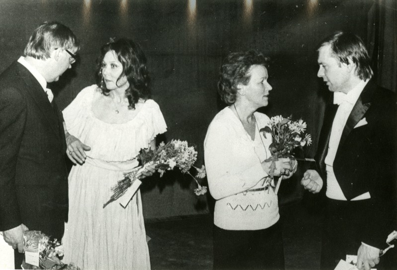 Eino Tamberg (vasakult), Leili Tammel, Reet Laul ja Peeter Lilje pärast  Eino Tambergi ooperi "Lend" esietendust teatris "Estonia", 1983. a.