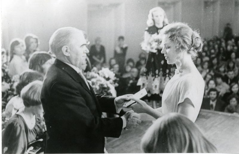Tiia Porss TR Konservatooriumi diplomit vastu võtmas. 1978. a.