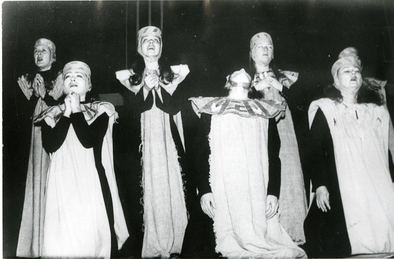Tiia Porss (vas. 3.) Canterbury naiste koori liikmena Th. S. Elioti näidendis "Mõrv katedraalis". 1989. a.