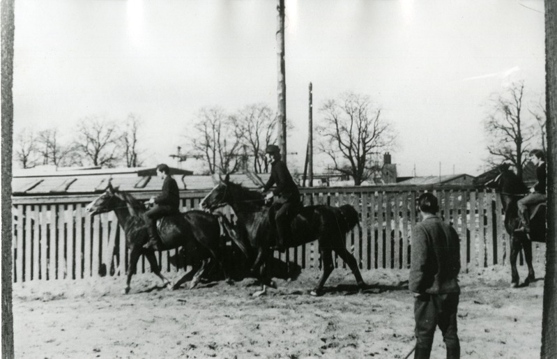 Evald Aavik Tartu hipodroomil ratsasporditreeningul