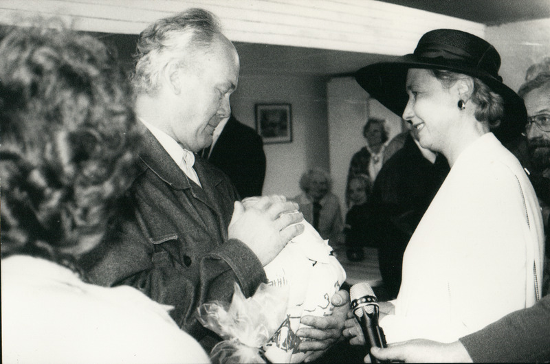President Lennart Meri külaskäik Saaremaale1995.a.: Jüri Ling Helle Merile Koguvas omajahvatatud jahu üle andmas.
