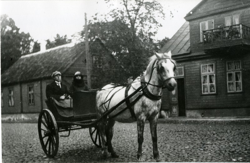 Eevi ja Villibald Kirsch vedruvankriga Kuressaares Lossi tänaval u. 1930. a.