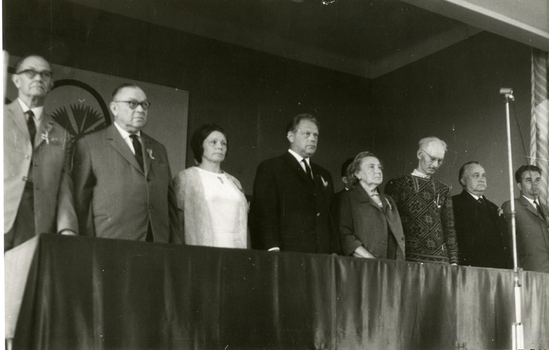 Kingissepa V. Kingissepa nim. Keskkooli 50. aastapäeva tähistamine 1969. a. : vaade presiidiumile.