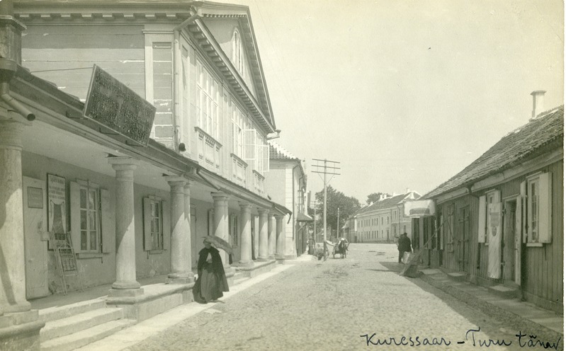 Kuressaare linn: vaade Turu ja Kauba tänava nurgalt keskväljaku suunas. Esiplaanil kaubahoovi hoone. 1921. a.