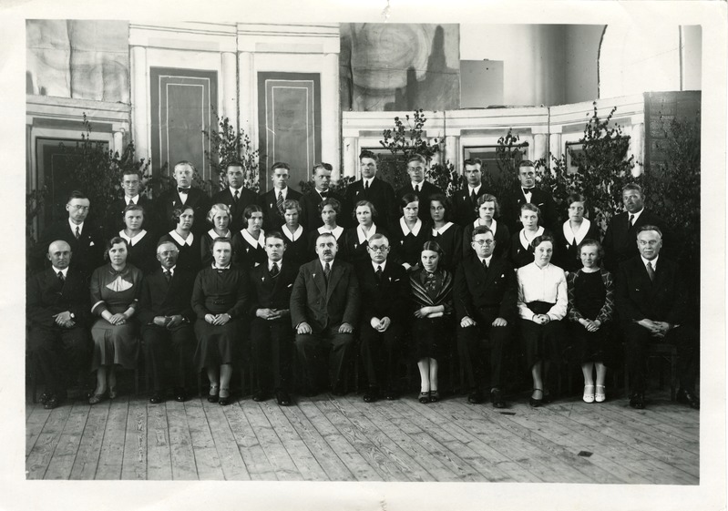 Saaremaa Ühisgümnaasiumi lõpetajad ja õpetajad