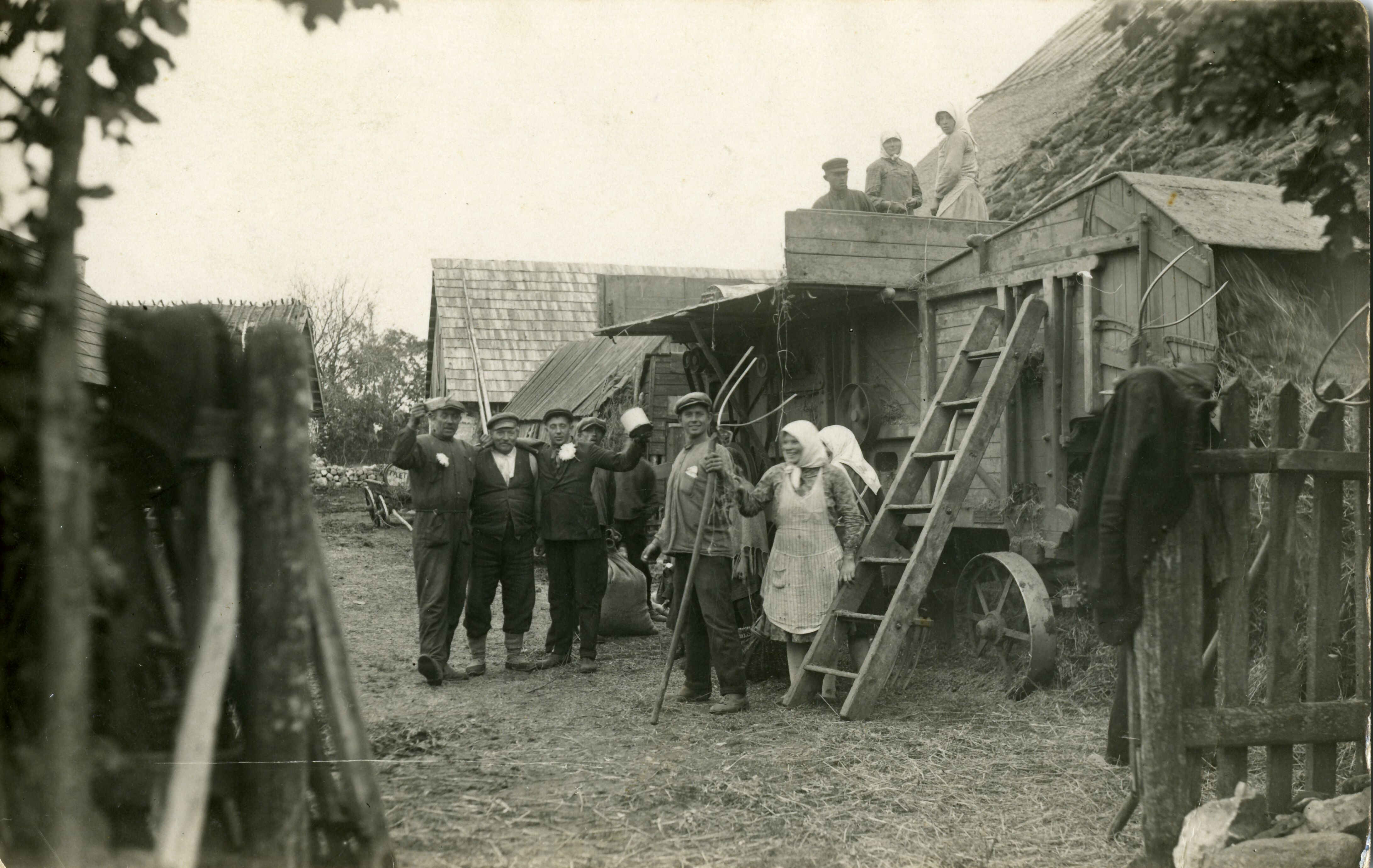 Rehepeks masinaga Kahutsi külas