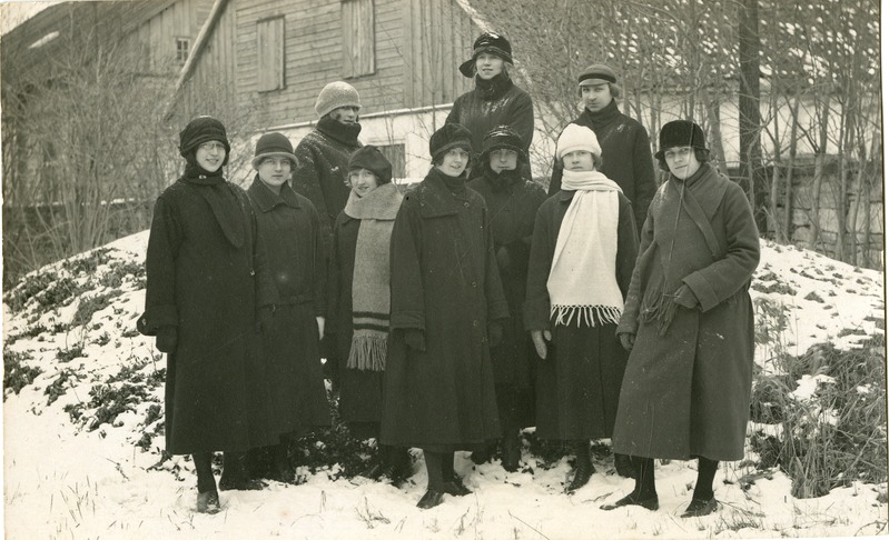 Grupp Saaremaa Ühisgümnaasiumi Va klassi tütarlapsi talvel väljas. 1925.a.