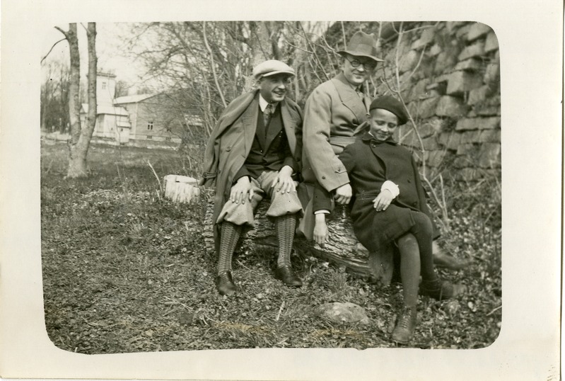 Saaremaa Ühisgümnaasiumi õpetajad Aleksander Valsiner ja Bernhard Sööt ning Õpilane Valdur Lulla Kuressaare kindluse loodekurtiini juures. Taamal Kuurhoone. 1933. a.
