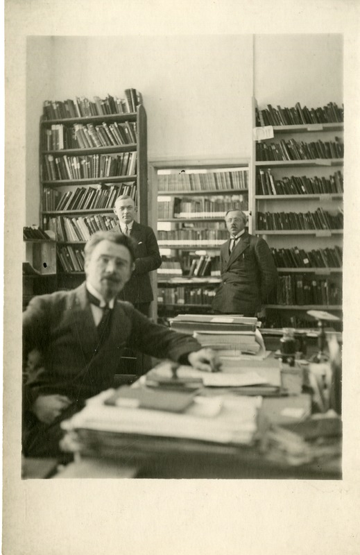 Saaremaa Ühisgümnaasiumi raamatukogus. Vasakult: Vladimir Sepp, Bernhard Sööt, Aleksei Sepp. 1931. a.