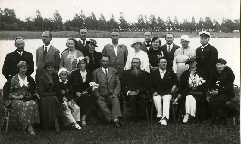 Kuressaare mererannas tehtud grupiportree.  1935.a.