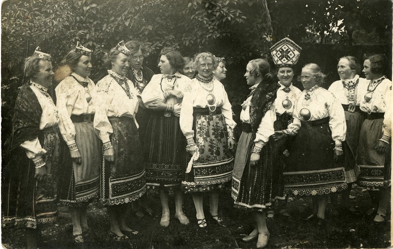 Muhu segakoori naislauljad Tallinnas Hr. T.Kuusiku aias IX laulupeo ajal.