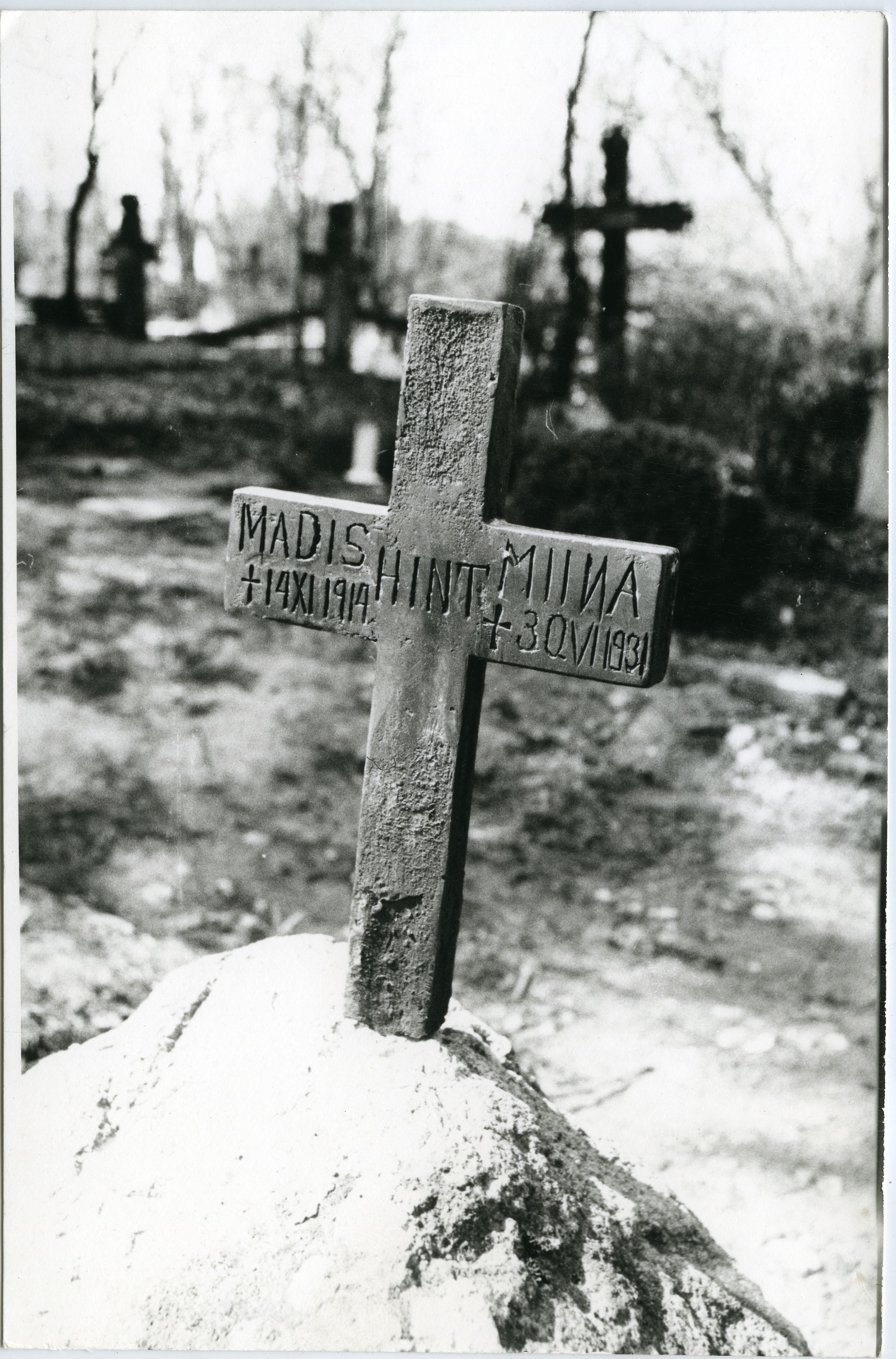 Madis ja Miina Hindi  haud Kihelkonna kalmistul