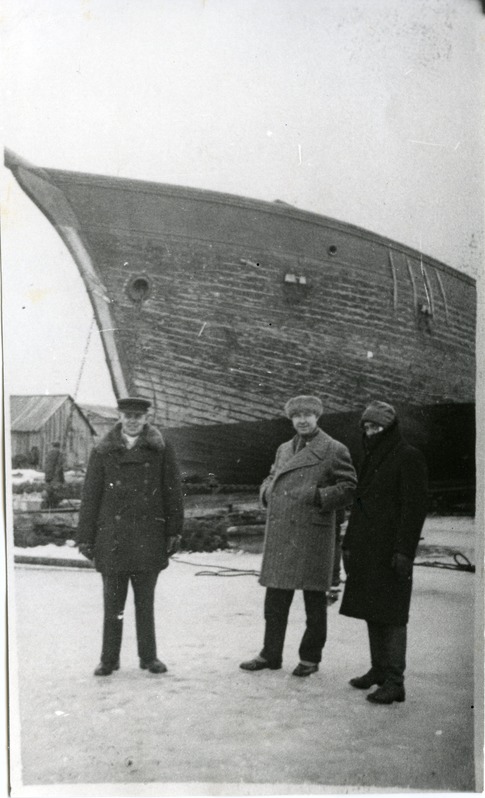 Julius Teär (vasakul) kuunari Oskar ehitusel Papissaares