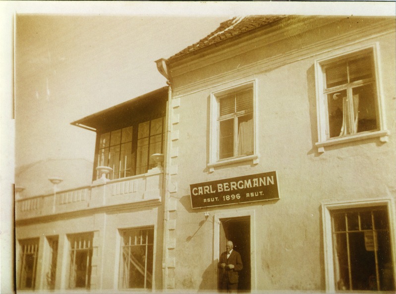 Carl Bergmann oma kaupluse uksel