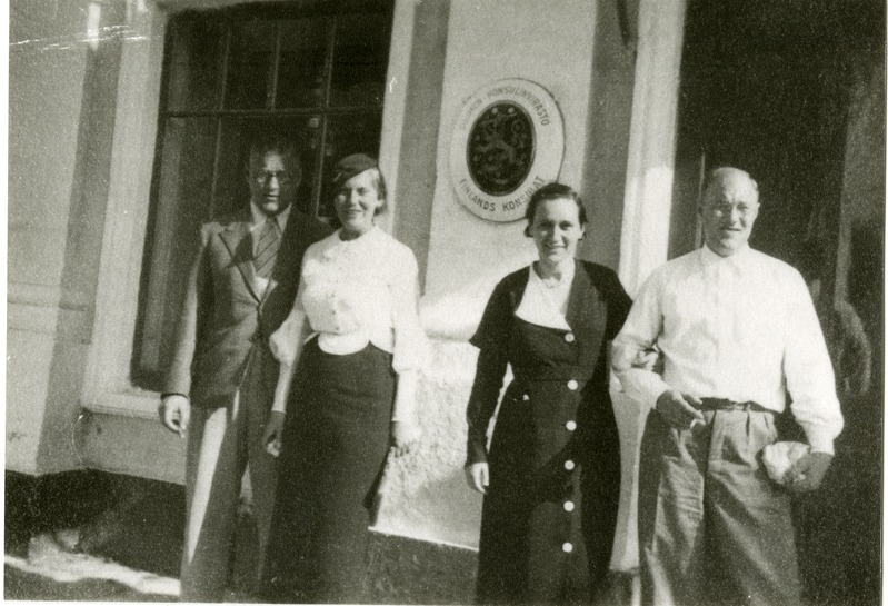 Werner ja Alfred Bergmann abikaasadega isamaja trepil