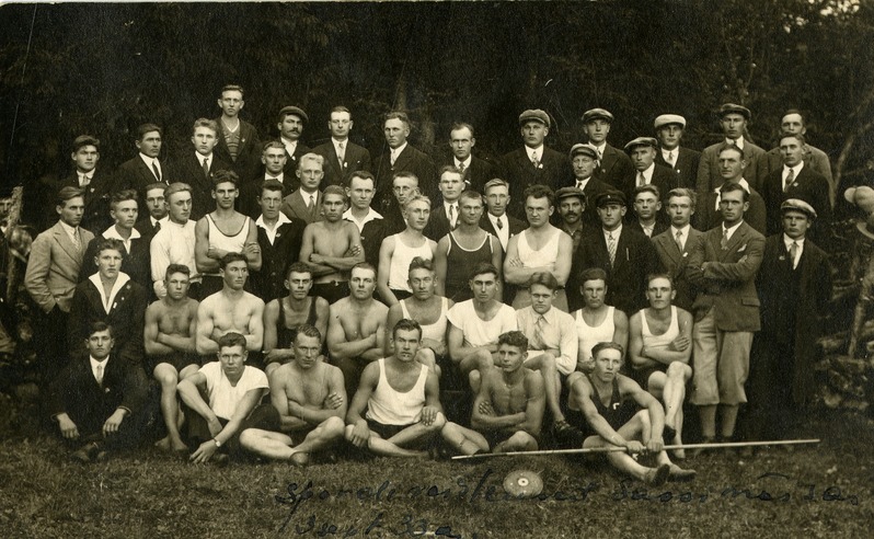 Sassi külas toimunud kergejõustikuvõistlustest osavõtjad