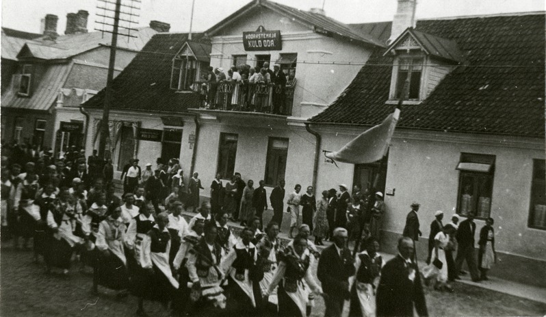 Kihelkonna koor Saaremaa laulupeo rongkäigus