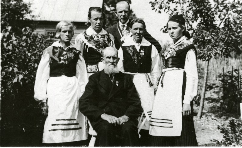 Jaan Hõbenik oma perega Saaremaa laulupeol