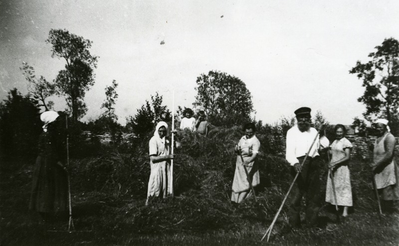 Hõbeniku pere loogu võtmas