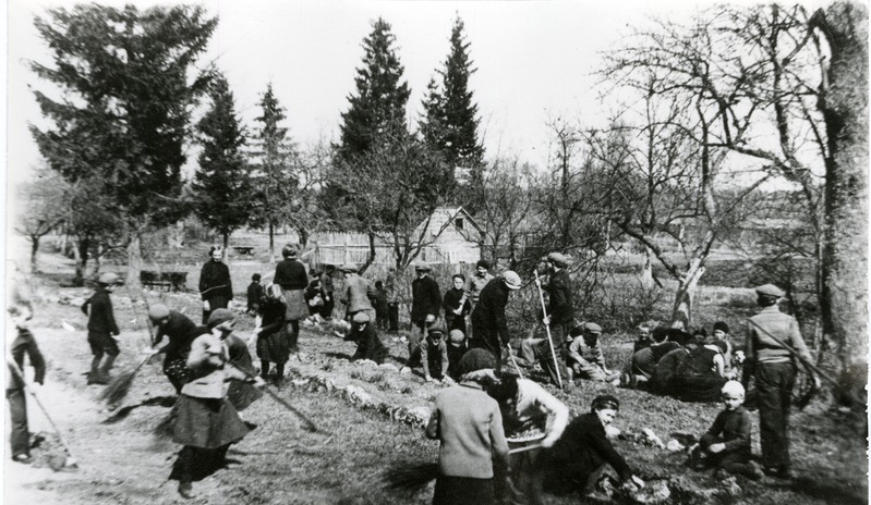Rootsiküla algkooli õpilased kooliaias tööl