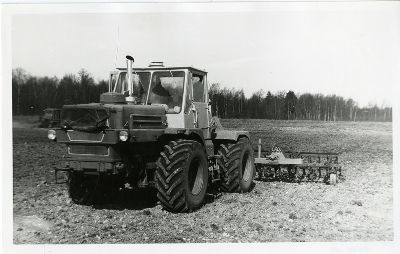 Kolhoosi Saare Tööline traktor T-150 K kobestamas