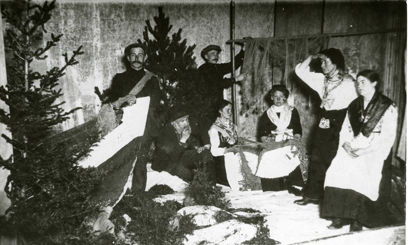 Kihelkonna haridusseltsi "Koit" näitetrupp. Stseen lavastusest. 1900. - 1913. a.