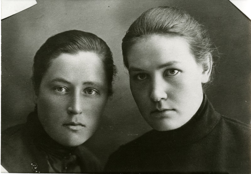 Helene Tamberg-Ranna (paremal) õe Elviinega