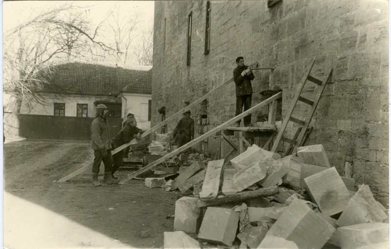 Kuressaare linnuse restaureerimine 1981: loodetiiva keldrikorruse laskeavade restaureerimine